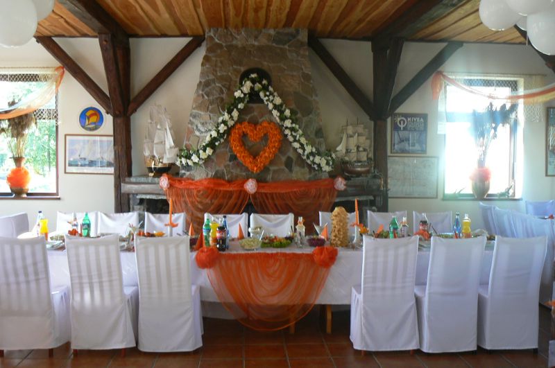Udekorowany stół w czasie wesela w Tawernie